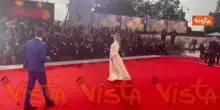Venezia 82, Alicia Silverstone in abito bianco modello chemisier sul red carpet
