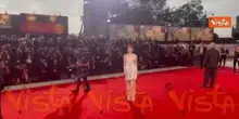 Venezia 82, Emma Stone brilla sul red carpet della Mostra del Cinema in un abito a palloncino