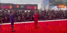 Venezia 82, Emanuela Fanelli in rosso per la seconda serata della Mostra