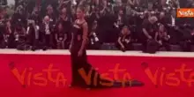 Venezia 82, Hiba Abouk sfila sul red carpet con un abito cut-out e corpetto ricamato