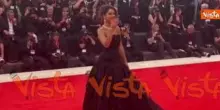 Venezia 82, Nojoud Alrumaihi sfila sul red carpet con un abito da fiaba tempestato di strass
