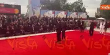 Venezia 82, Matteo Guerrieri sfila sul red carpet del film Bugonia alla Mostra del cinema
