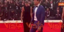 Venezia 82, Natalia Paragoni sfila sul red carpet di Bugonia con un abito total black in velluto