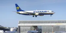 Ribellione delle associazioni, ma Ryanair tira dritto sul bonus per la “caccia” ai bagagli fuori misura