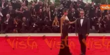 Venezia 82, Emi Renata Sakamoto sul red carpet con un abito sensualissimo in pizzo