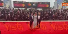 Venezia 82, Giorgio Pasotti con la moglie Claudia Tosoni sfilano sul red carpet