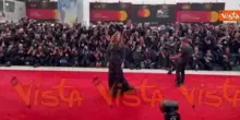 Venezia 82, fan in delirio per Julia Roberts. La star firma autografi sul red carpet