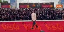 Venezia 82, jeans e giacca a fiorellini per Luca Guadagnino sul red carpet del suo film "The Hunt"