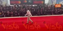Venezia 82, look "piratesco" per Stefano Guerrera con bandana leopardata e infradito sul red carpet
