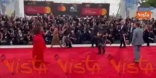Venezia 82, Ayo Edebiri sfila in abito rosso sul red carpet di The Hunt