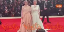 Venezia 82, Lady Eliza e Amelia Spencer, nipoti di Diana, sul red carpet con due abiti uguali