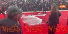 Venezia 82, il "red carpet" pulito con schiuma e spazzole dopo la parata di star del film "The Hunt"
