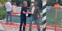 Venezia 82, Willem Dafoe e Oscar Isaac si abbracciano e scherzano con i fotografi al Lido