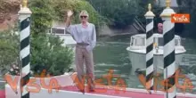 Venezia 82, Micaela Ramazzotti arriva al Lido e saluta i fotografi