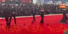 Venezia 82, Rahi Chadda con maxi stivali cuissard in pelle sul red carpet