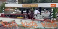 Venezia 82, Fotinì Peluso saluta i fotografi al suo arrivo al Lido a bordo di un taxi acqueo