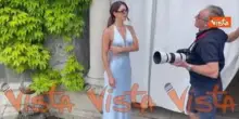 Venezia 82, Iris Mittenaere arriva al Lido e posa per i fotografi alla Mostra del Cinema