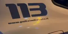 Napoli, marito la ferisce con un coltello ma lei reagisce e lo uccide