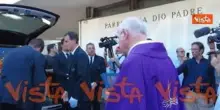 Il feretro di Emilio Fede lascia la Chiesa di Dio Padre a Milano 2