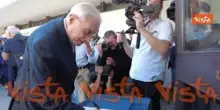 Dell'Utri scrive sul libro delle firme al funerale di Emilio Fede