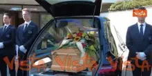 L'arrivo del feretro di Emilio Fede alla Chiesa di Dio Padre a Milano 2