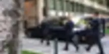 Aperta camera ardente di Giorgio Armani: decine in coda