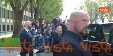 Donatella Versace lascia la Camera ardente del re della moda Giorgio Armani