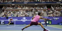 Alcaraz batte Sinner, vince gli Us Open e vola sulla vetta Atp