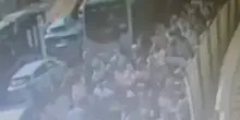 Attentato a Gerusalemme, le immagini choc dei primi secondi della sparatoria | GUARDA