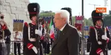 Mattarella depone due corone d alloro a Porta San Paolo e al Parco della Resistenza