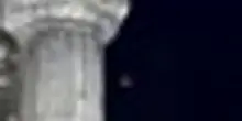 Luna rossa sopra l'Acropoli di Atene per l'eclissi totale