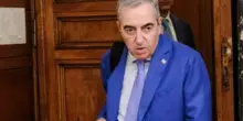 Tutti contro il renziano Borghi per i sospetti su Meloni, furia Gasparri: "Miserabile"