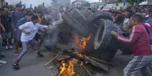 Nepal nel caos, violente proteste e almeno 21 vittime. Si dimette il premier, Parlamento in fiamme | GUARDA
