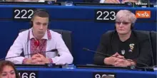 Standing ovation a Strasburgo per Sasha rapito dai russi e per la nonna ucraina che lo ha salvato