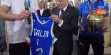 Mattarella riceve in dono una maglia dalla nazionale maschile e femminile di pallacanestro U20