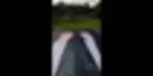 Una gigantesca foto di Trump ed Epstein vicino al Castello di Windsor
