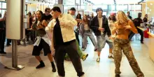 McDonald's, la “Salvaeuro Wallet Dance” contagia i ristoranti d'Italia