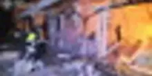 Ucraina, vigili del fuoco al lavoro dopo l'attacco russo a Odessa