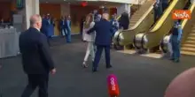 Trump e Melania arrivano all'Onu, la scala mobile non funziona e salgono a piedi