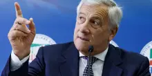 Tajani canta Battisti e omaggia Mogol alla festa di Forza Italia