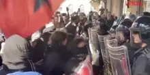 Vergogna ProPal: insulti e scontri con le forze dell'ordine dopo i lanci di uova e fumogeni | GUARDA