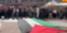 A Ferrara un'enorme bandiera della Palestina in piazza del Municipio