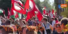 Bandiere della Palestina sventolano al corteo pro Gaza a Roma