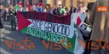 La fetta di cocomero, diventata simbolo della Palestina, sfila al corteo pro Gaza a Roma