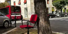 Sedia rossa girevole e fuga nel verde: "È lì da giorni" #lafotodeilettori