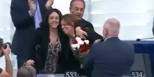 Salis salva per un voto, esplode la gioia: l'abbraccio con Mimmo Lucano
