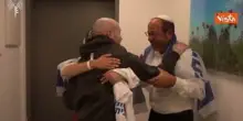 L'ostaggio israeliano Eitan Mor torna a casa dopo 738 giorni di prigionia, l'abbraccio coi genitori