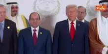 Meloni in Egitto per firma accordi pace Gaza. La foto con i leader, tra i quali Trump ed Erdogan