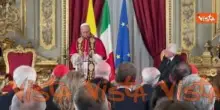 Applauso e standing ovation per il Papa al Quirinale, poi la stretta di mano con Mattarella