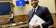 Ennesima giravolta di Soumahoro, adesso sposa la linea del governo sui migranti